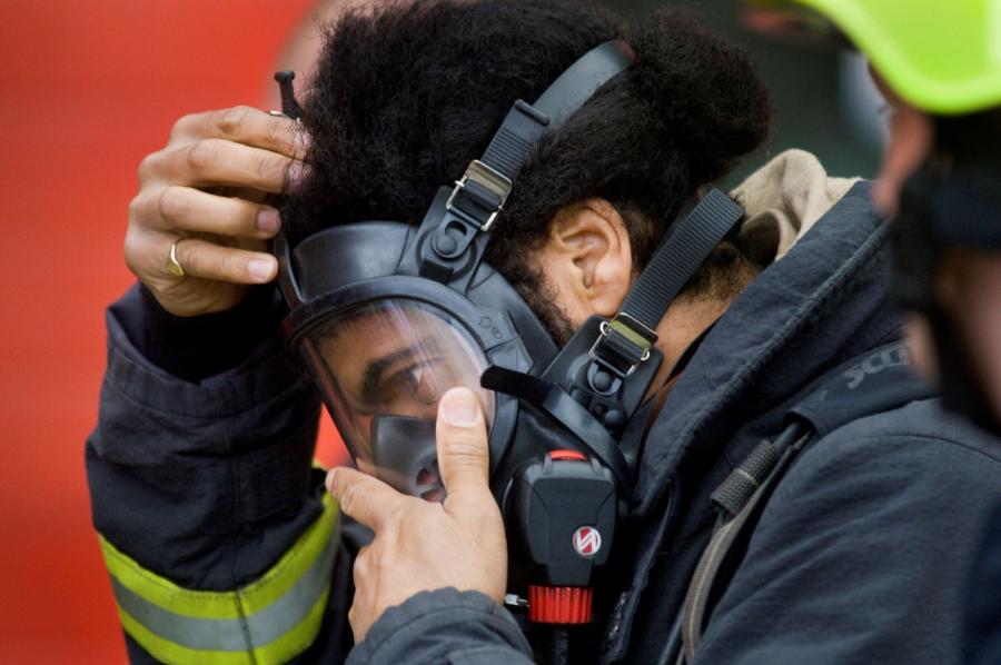 putting on ppe mask