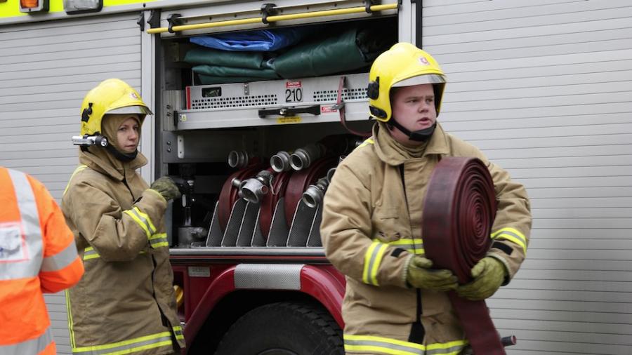 firefighters-carrying-hose2