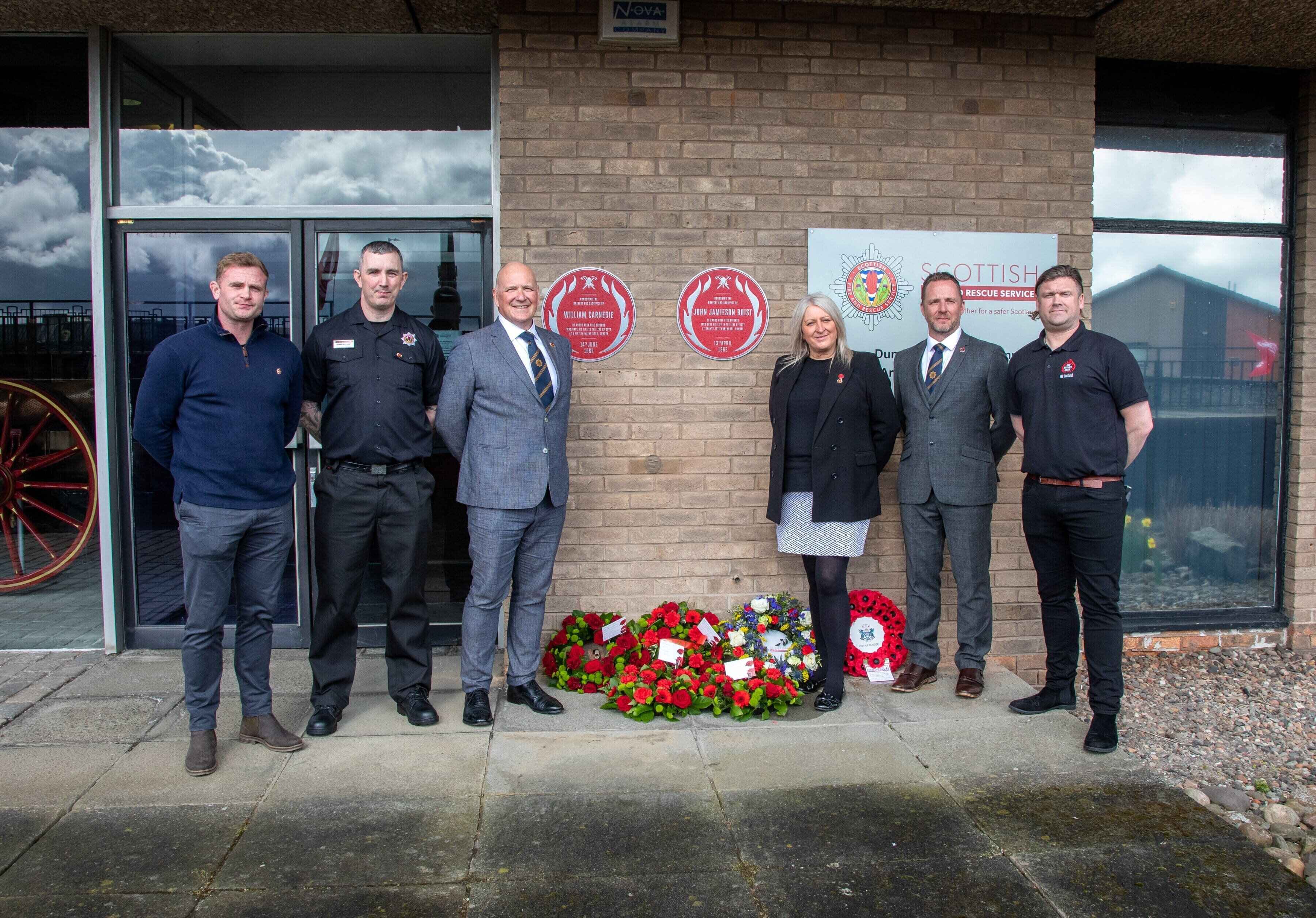 A Red Plaque unveiled in Dundee to commemorate two fallen firefighters