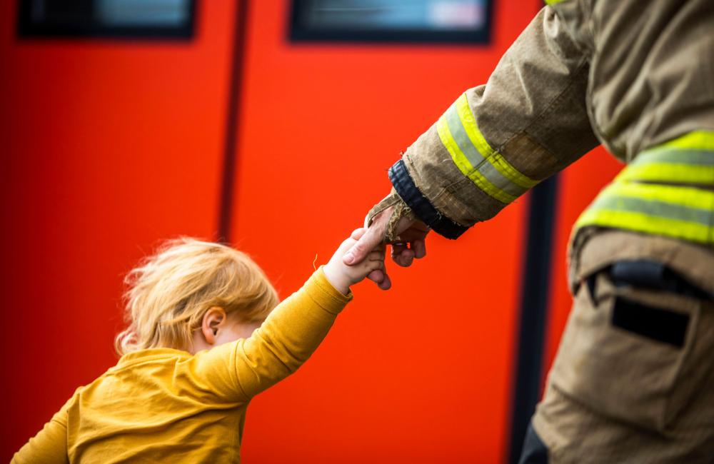 Small child and woman ff credit Jess Hurd