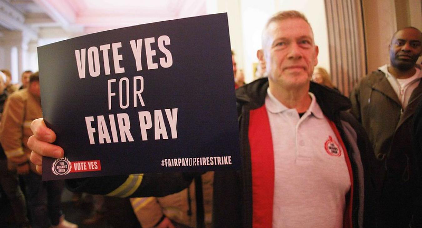 Vote yes for fair pay banner 