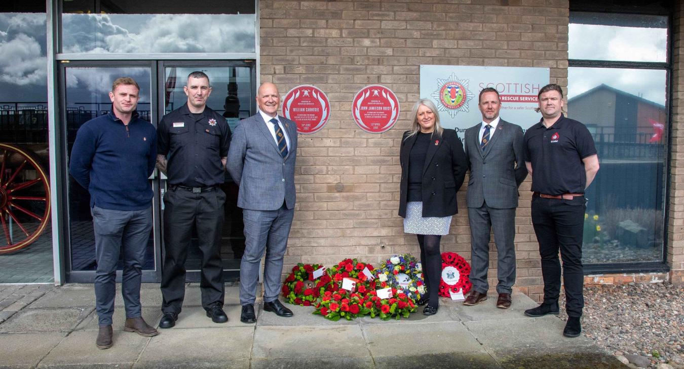 A Red Plaque unveiled in Dundee to commemorate two fallen firefighters