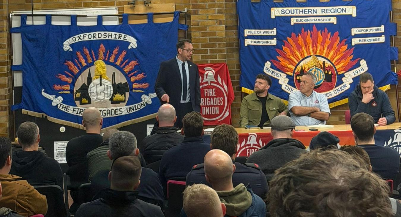 Steve Wright addresses hall of FBU members 